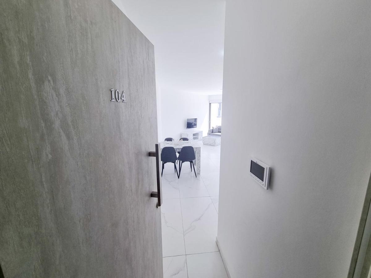 Shades Of Blue Apartment Larnaca Bagian luar foto