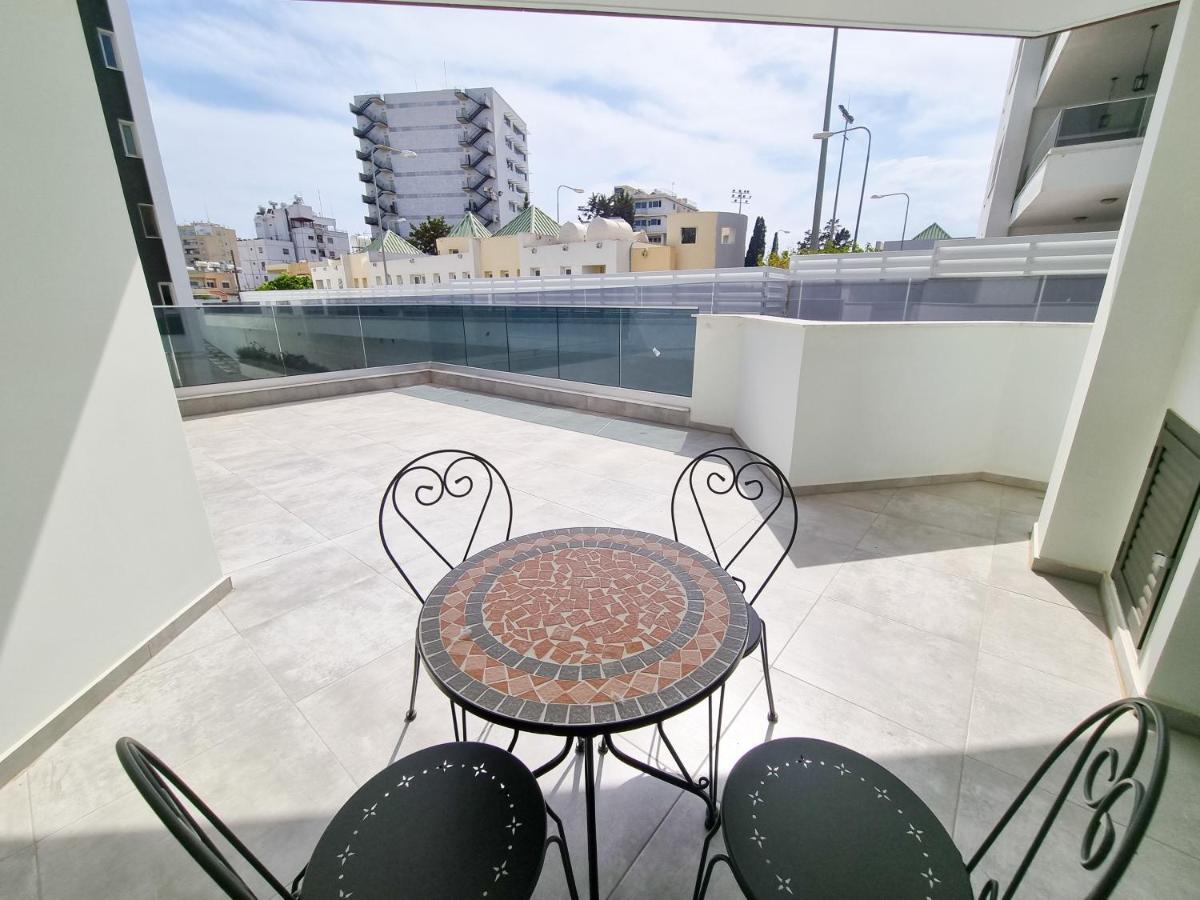 Shades Of Blue Apartment Larnaca Bagian luar foto